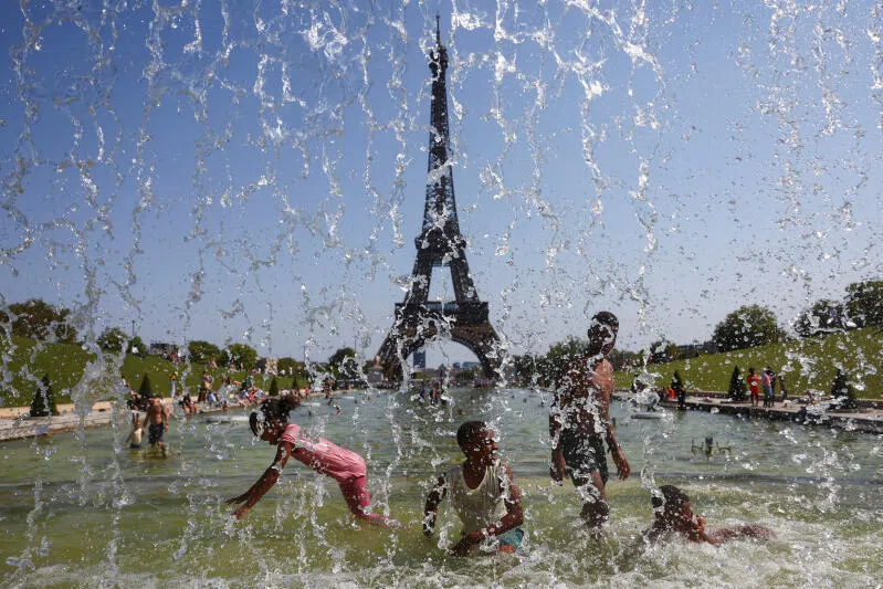 2024年奥运会前巴黎展开大规模清洁行动后，在改善城市卫生方面投入了大量资源，包括让塞纳河重新达到可供公众游泳的水质标准，以及整体提升公共卫生环境等重要举措。虽然如此，巴黎还无法脱离最脏乱榜。