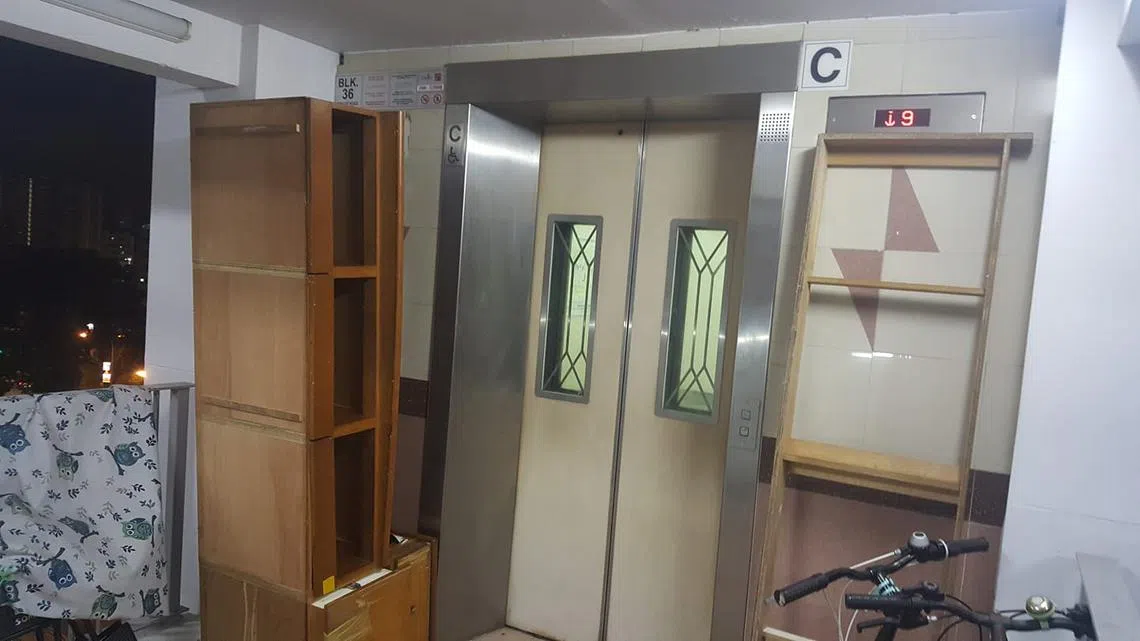 循环路的电梯口堵满了大件家具（COMPLAINT SINGAPORE）