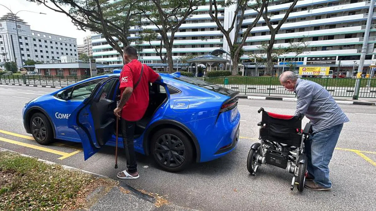 搭乘预设可装载可折叠轮椅的德士，是行动不便者比较万无一失的选项。（新明日报）