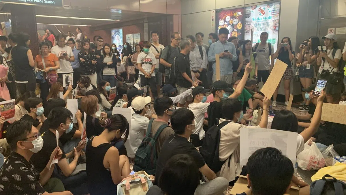  多名市民到太子站声援静坐，要求港铁公开闭路电视片段。（香港01） 