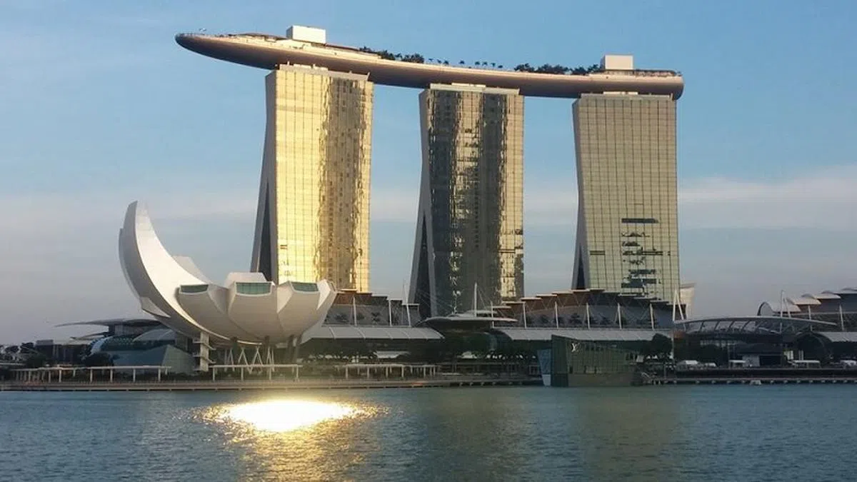 滨海湾最著名的风景线——滨海湾金沙。（张丽苹摄） 