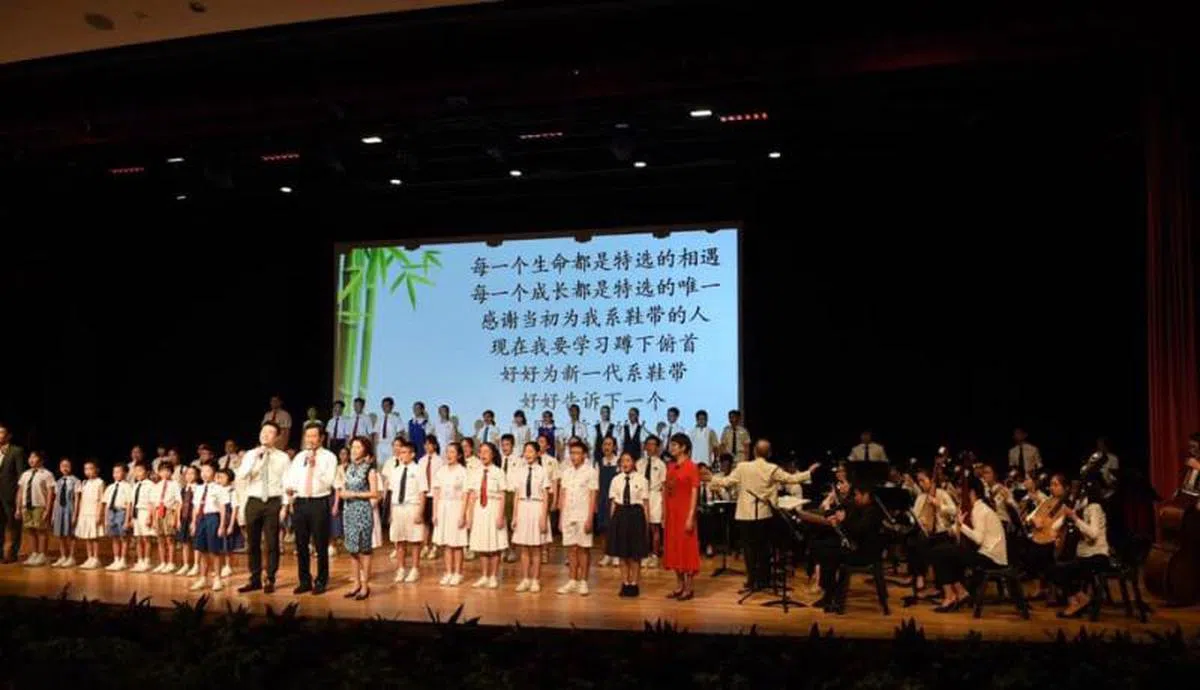  王乙康（前排中）今早，我们庆祝了特选学校的四十周年。马炎庆高级政务次长和刘燕玲高级政务次长也同我参加了庆祝活动。他们也都是特选学校的校友。（王乙康面簿） 