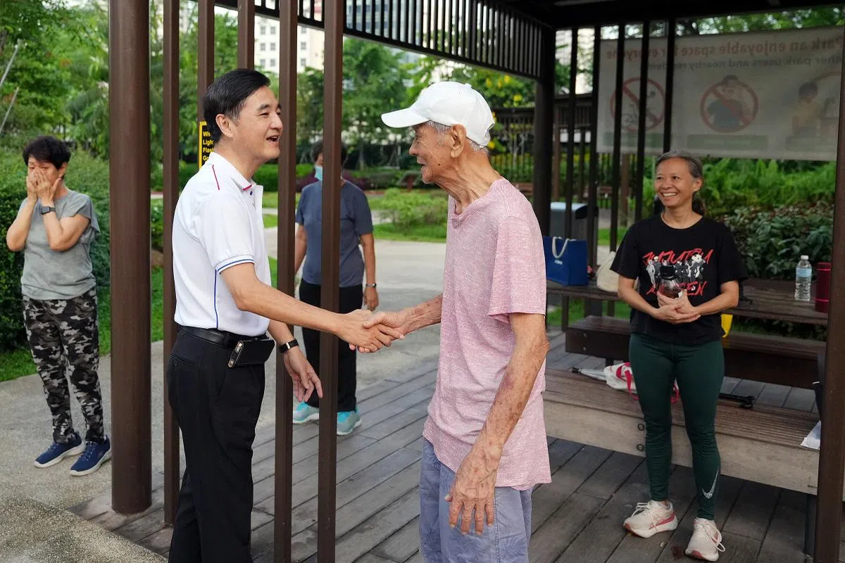 王志豪（左）在来届大选将不再参选惹兰勿刹集选区。（联合早报）