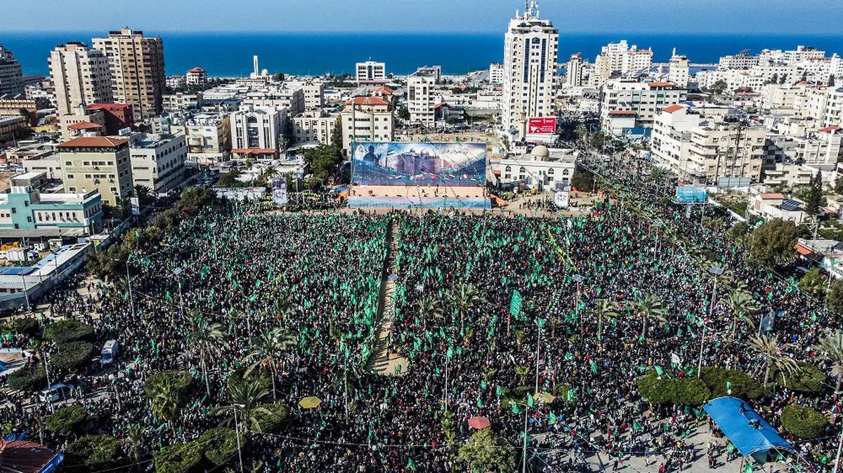 巴勒斯坦激进组织哈马斯组织的支持者2022年12月14日聚集在加沙地区庆祝该组织成立35周年。（法新社）