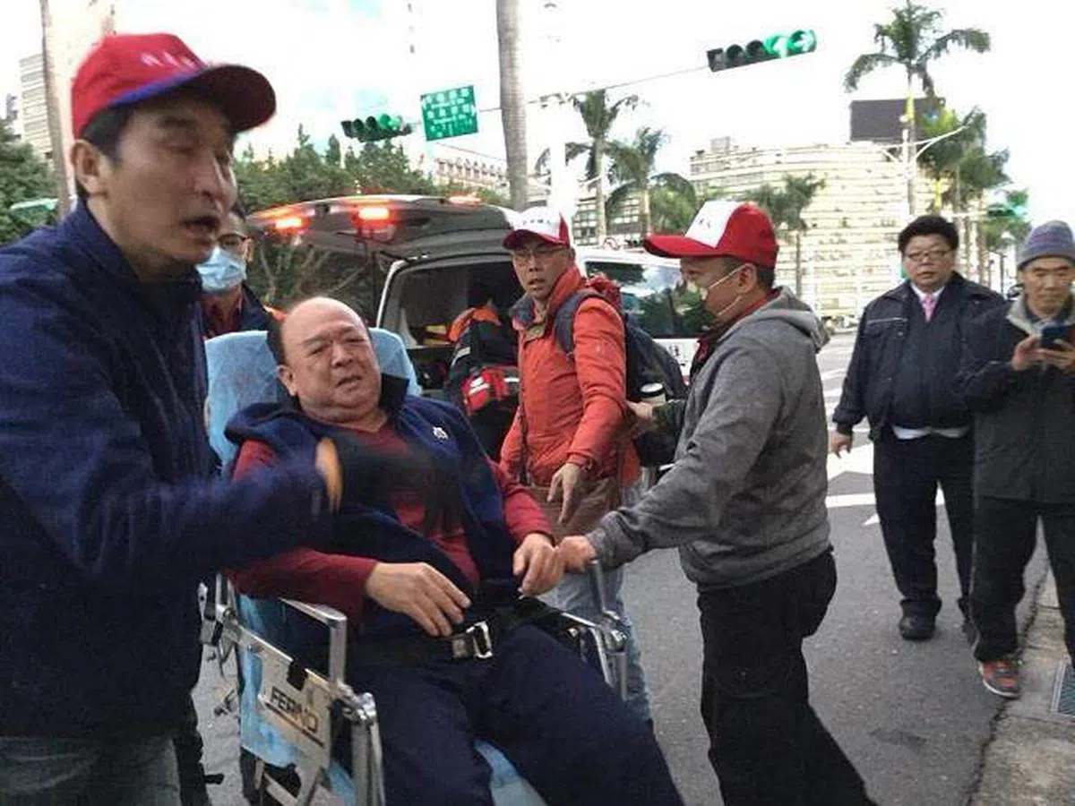  退役将军吴斯怀在准备冲入立院时昏倒，送医急救。（互联网） 