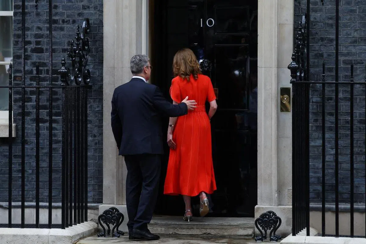 斯塔默（左）和妻子正式入主唐宁街10号。（路透社）