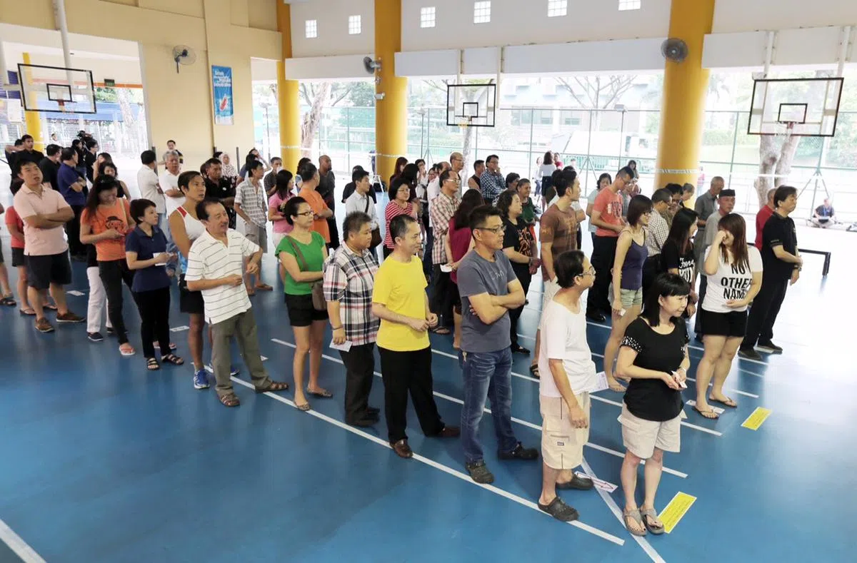  新加坡大选投票日，全国246万多名选民履行公民义务，前去投票站投下手中神圣的一票。（新明日报） 