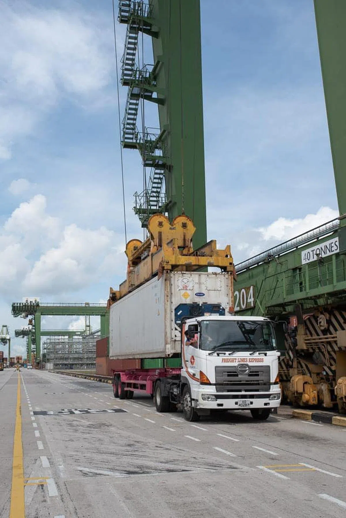  进口商从港口提货波兰鸡蛋。（陈振声面簿） 