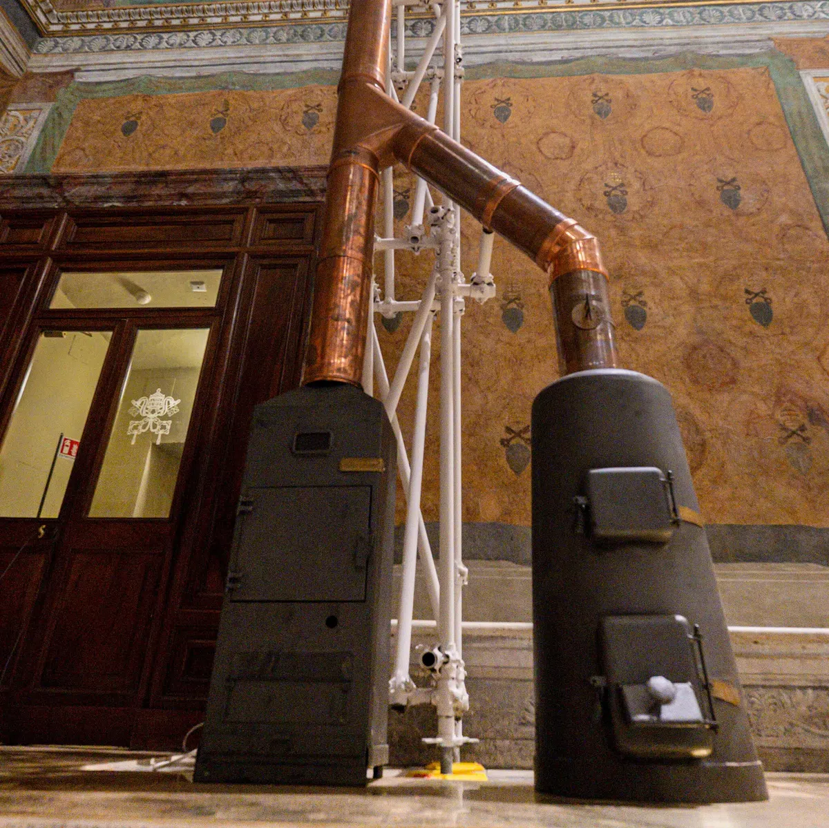 西斯廷教堂内为此次秘密会议临时搭建用于焚烧选票的火炉。（梵蒂冈新闻）