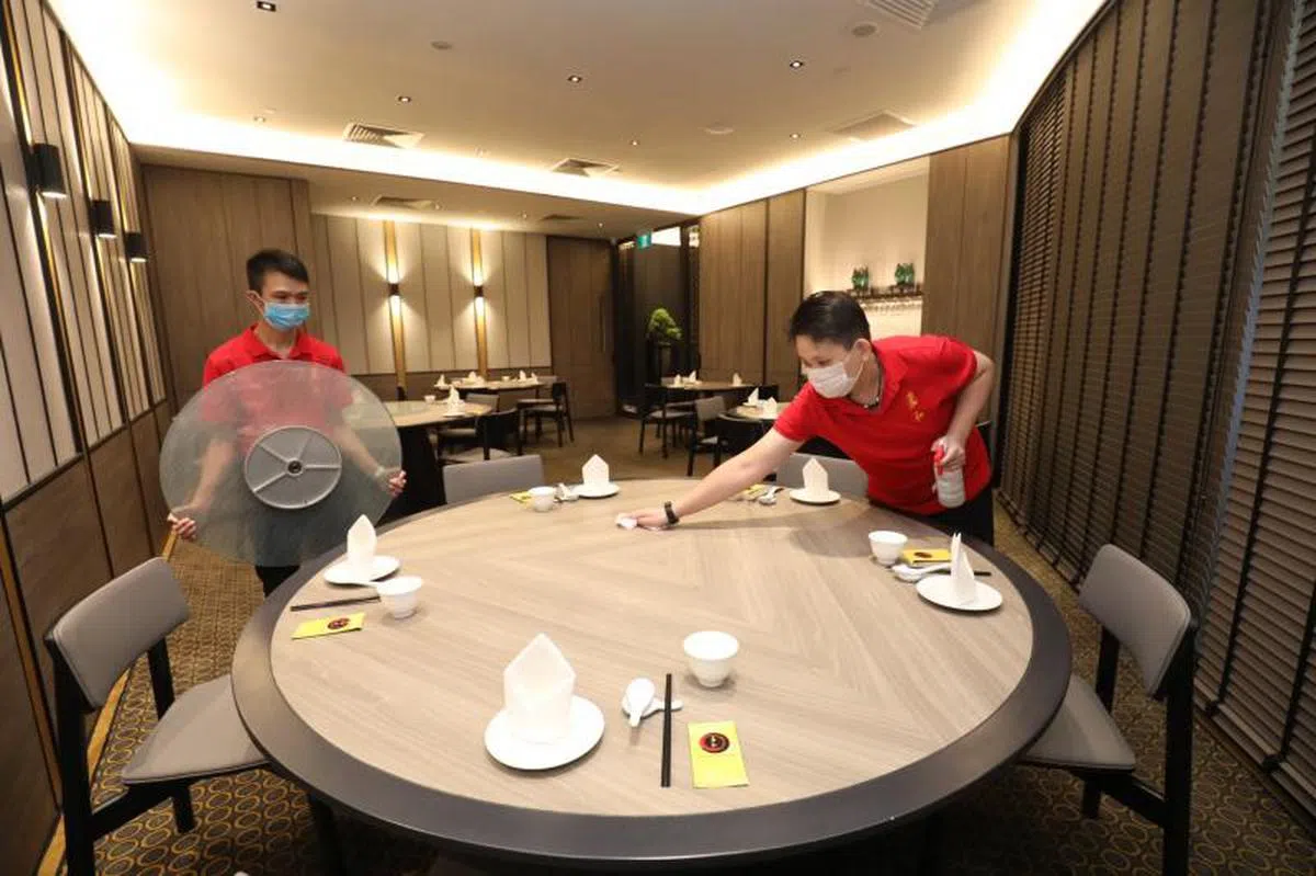  倍受疫情打击的餐饮业开始收紧人力。（联合早报） 