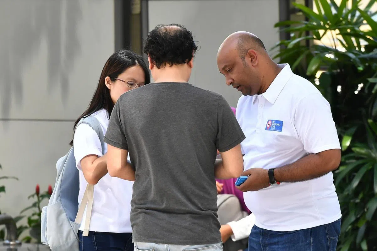  环境局工作人员在计划的首三个月内会向公众分发手册进行宣导，暂不进行处罚。（海峡时报） 