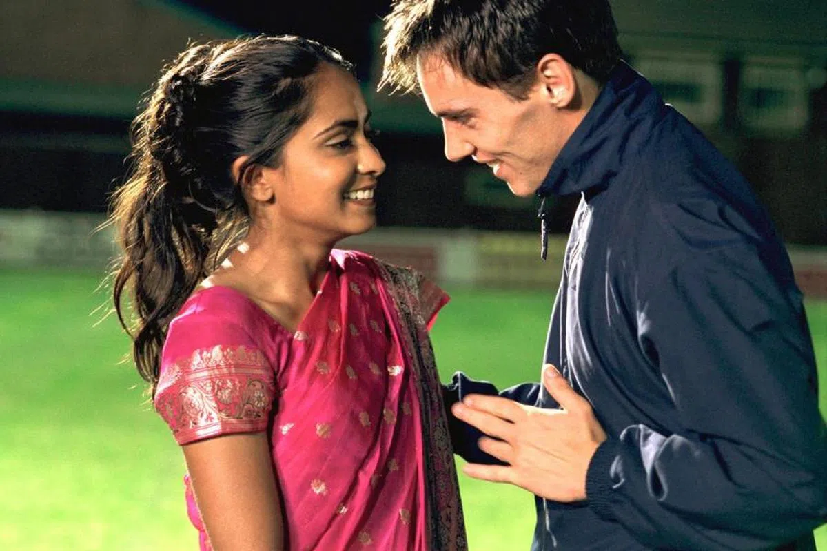 2002年的英国电影《比美贝哥哥》（Bend It Like Beckham）以一名英国印度裔女孩勇敢追求足球梦为故事主轴。（互联网）