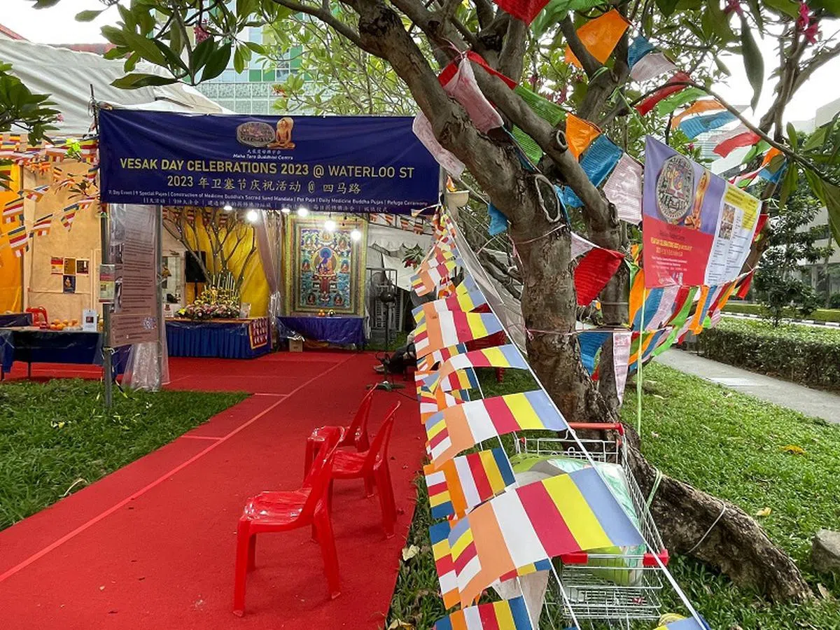 观音堂佛祖庙旁搭建了一个帐篷，为卫塞节庆祝活动准备就绪。（林方伟摄）