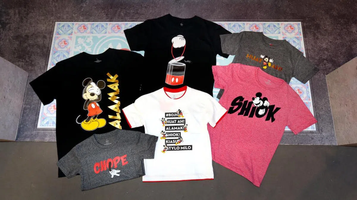 2018年，配合米奇出道90周年，新加坡迪士尼（Disney）推出“米奇够道地”（Mickey Go Local）计划，将米奇老鼠与本地口语、美食、民间文化等配对，推出浓浓本土风味的T恤、家居饰品和文具。印有各种新式英语图案的T恤。（联合早报）