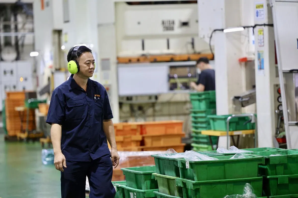 中野工业去年开始为员工准备减噪耳罩。（联合早报）