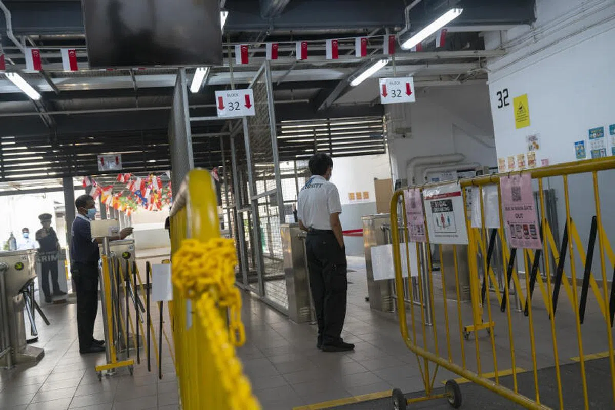  西雅卓源宿舍（Westlite Toh Guan）宿舍曾经一度疫情严重，如今已经成为“安全宿舍”。（彭博社） 