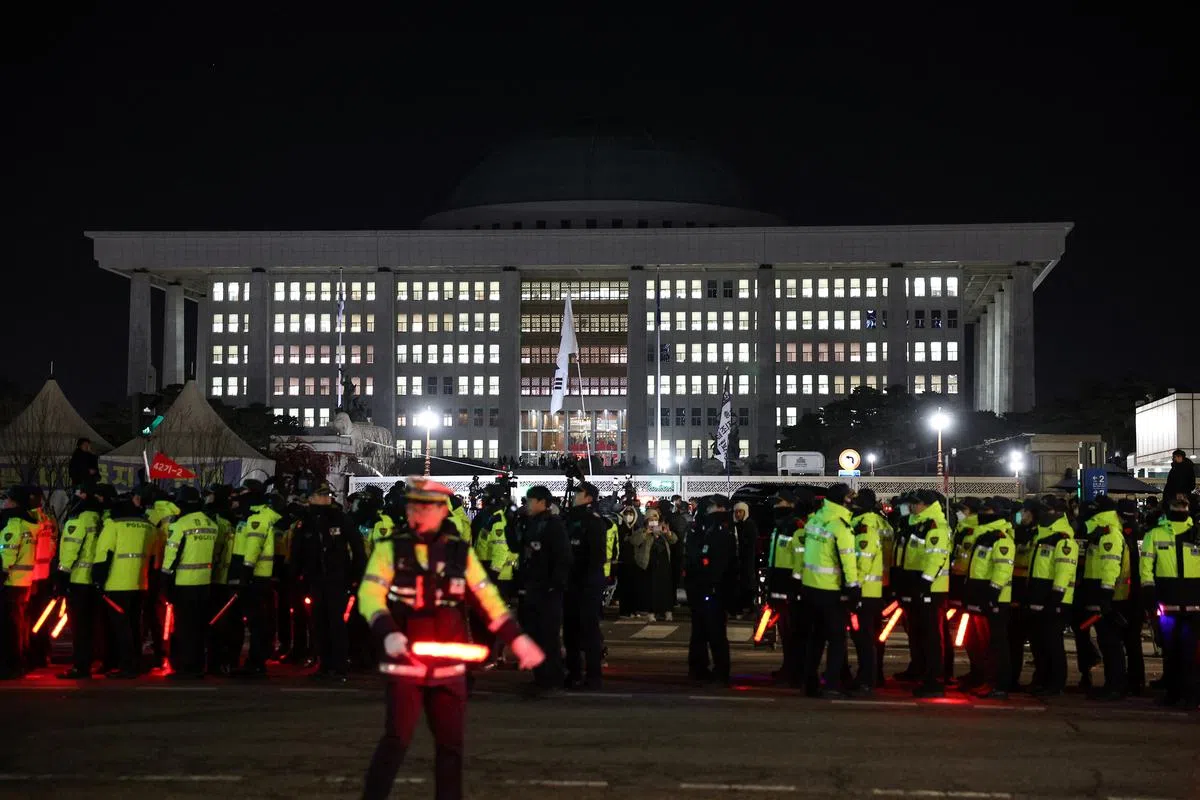 戒严令发布后，韩国警方在国会前驻守。（路透社）