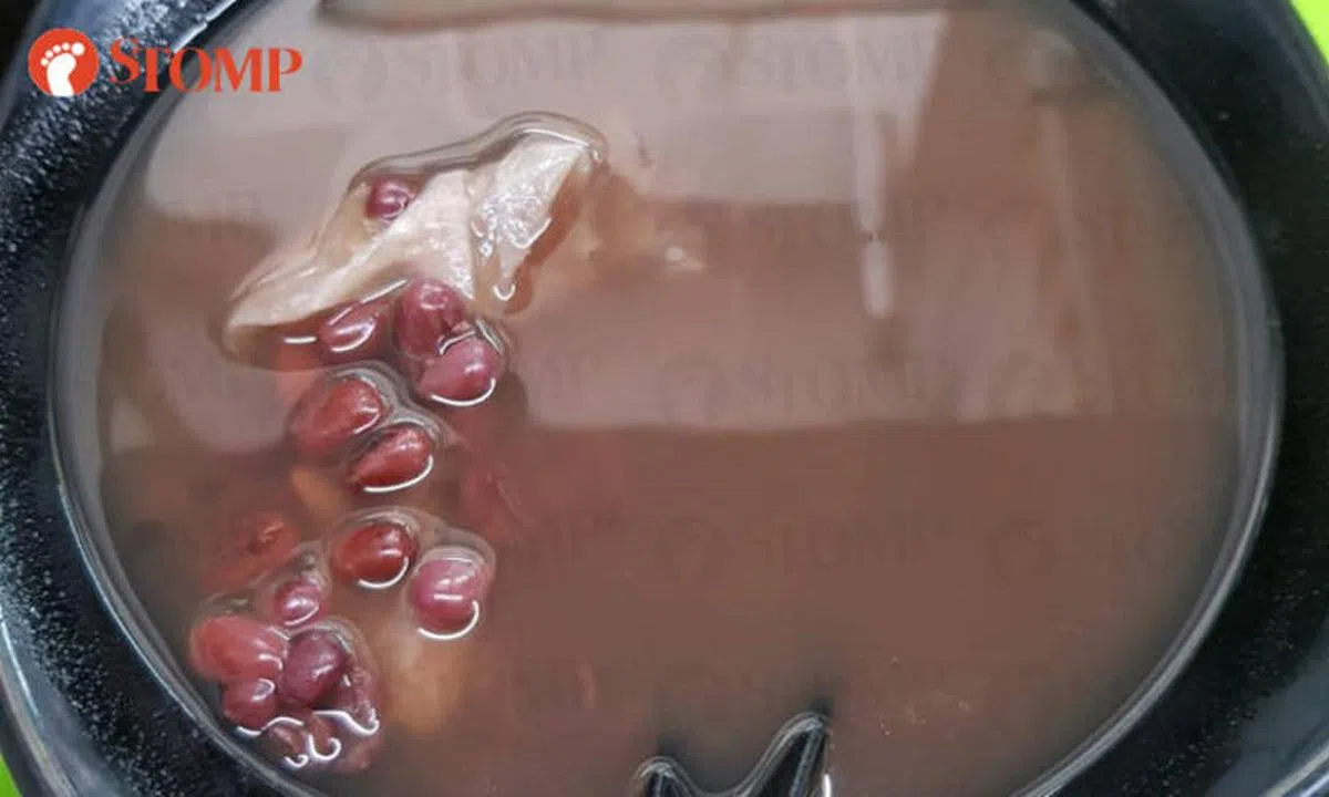  网民Adeline提供了证据——红豆汤里漂着“馄饨”的照片。（Stomp） 