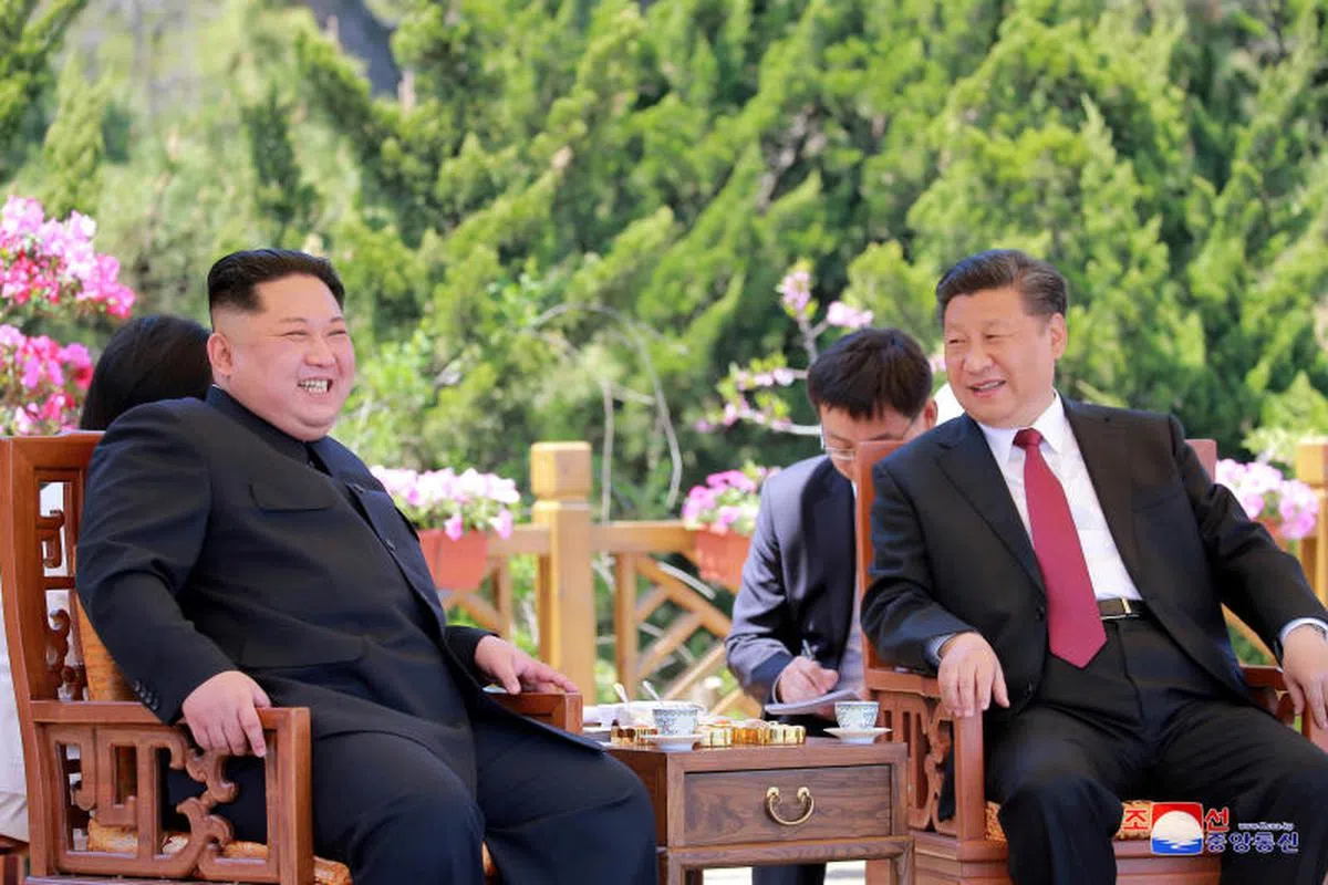  金正恩与习近平在辽宁大连会面，朝中社在5月9日发布照片。 