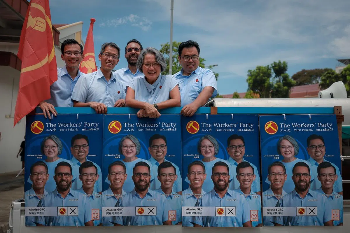 由秘书长毕丹星和主席林瑞莲挂帅的工人党团虽然成功守住阿裕尼集选区，但殷吉星认为这个策略过于保守。图为阿裕尼集选区的工人党当选议员（左起：张文杰、严燕松、毕丹星、林瑞莲和莫哈默法理）在大选后乘坐卡车答谢选民。（海峡时报）
