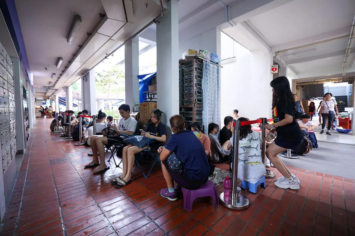 新加坡歌迷漏夜排队，只为第一时间抢购演唱会门票。（联合早报）