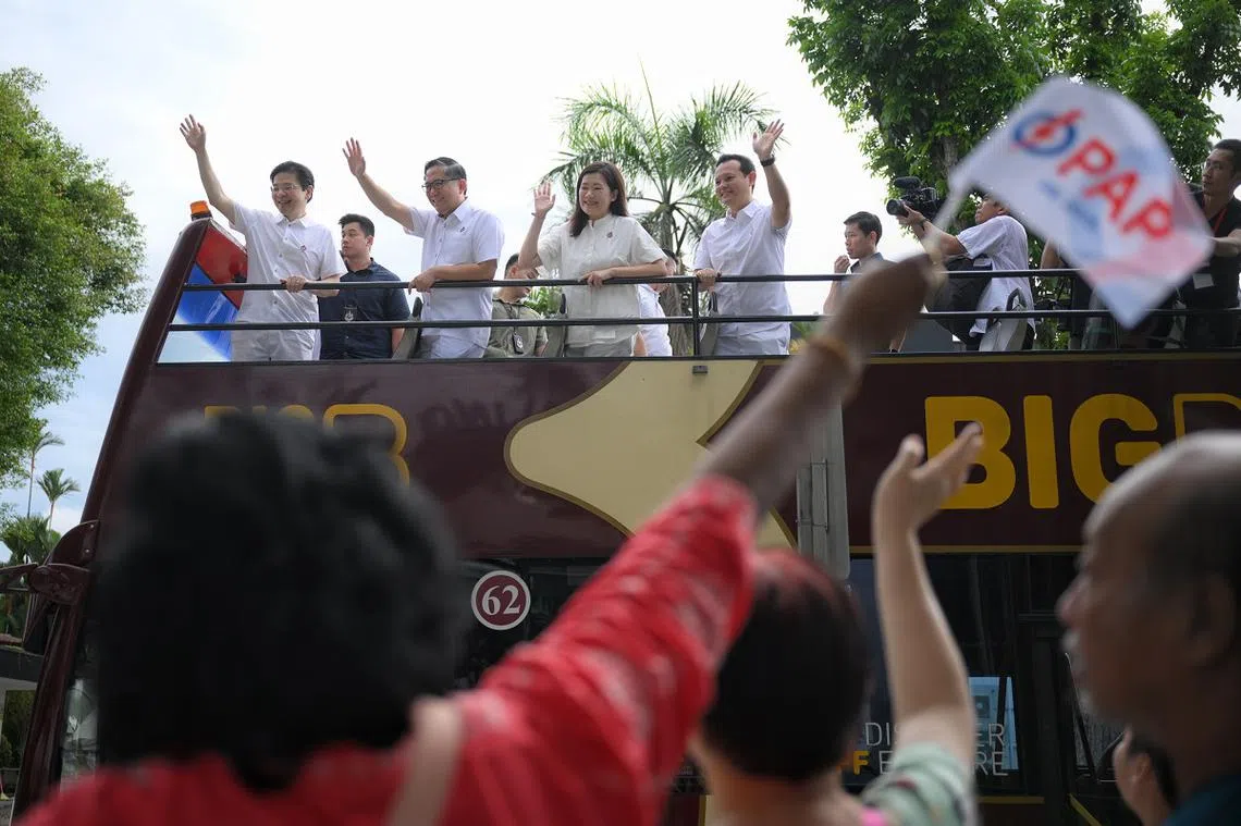 5月4日，马西岭-油池集选区的人民行动党议员黄循财总理（左起）、任梓铭、苏慧敏和扎吉哈乘坐开篷车谢票。（海峡时报）