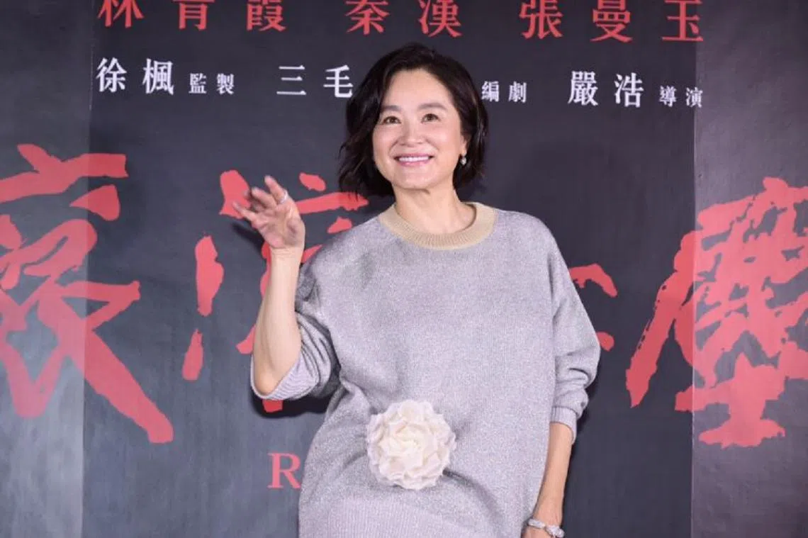 林青霞日前出席《滚滚红尘》修复版首映会，看上去容光焕发，不像是饱受离婚传闻困扰的样子。（互联网）