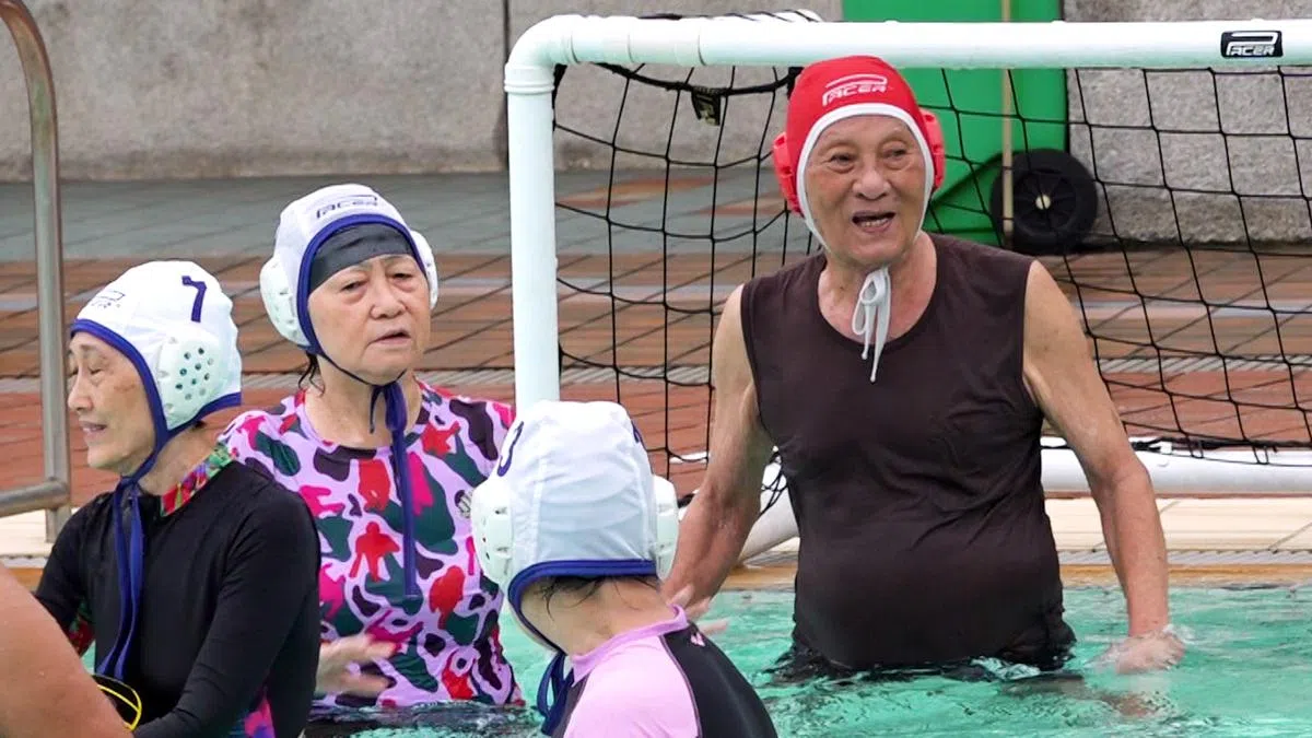 78岁的郭明治（左二）和85岁的丈夫李建發（右一）在玩拍水球。李建發是后补守门员。（红蚂蚁摄）