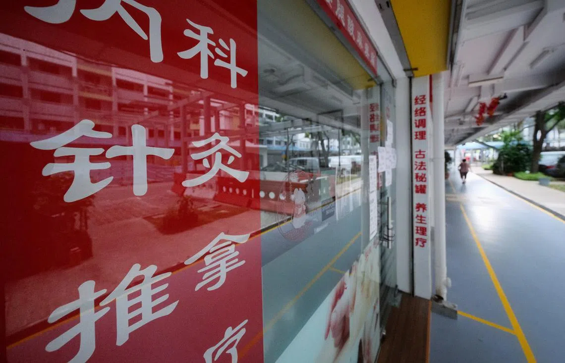 疫情期间，越来越多国人到中医诊所看病。（联合早报）