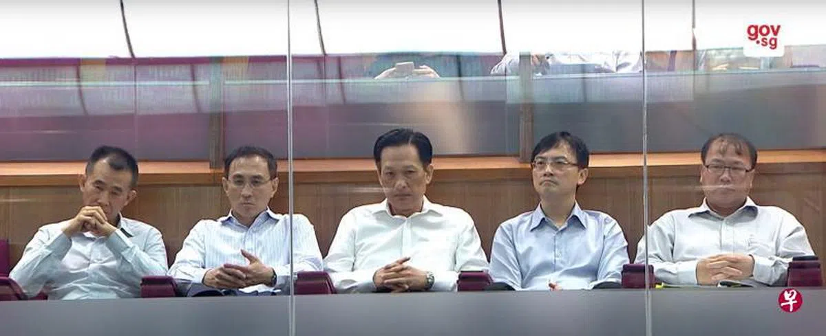  SMRT主席佘文民（中）、总裁兼首席执行长郭木财（左二）和地铁首席执行长李遴伟（左一），以及陆交局局长鄞云斌（右二）和副局长蔡崇庆昨天在国会公众席上旁听部长声明。（Gov.sg） 