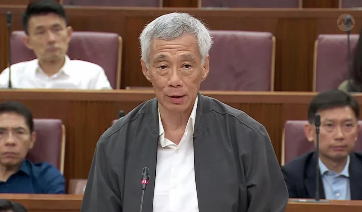 李显龙总理8月2日在国会发表中英文部长声明，还与议员们展开数小时辩论。（通讯及新闻部）