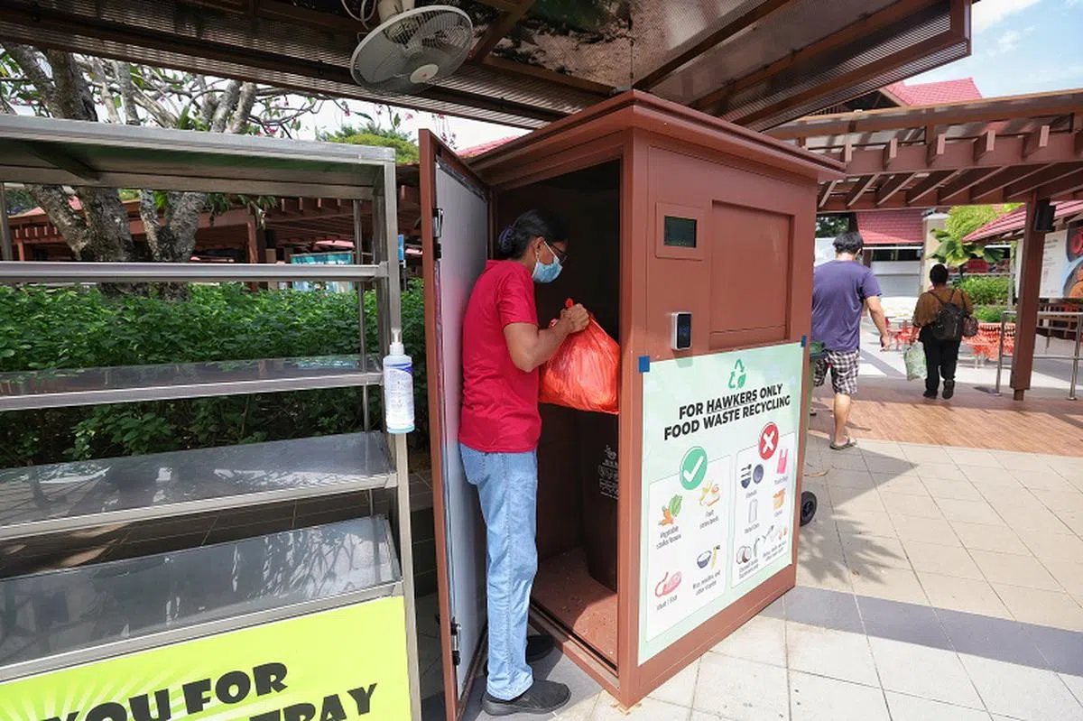 数据显示，食物垃圾占了新加坡制造的垃圾总量的约12%。（海峡时报）