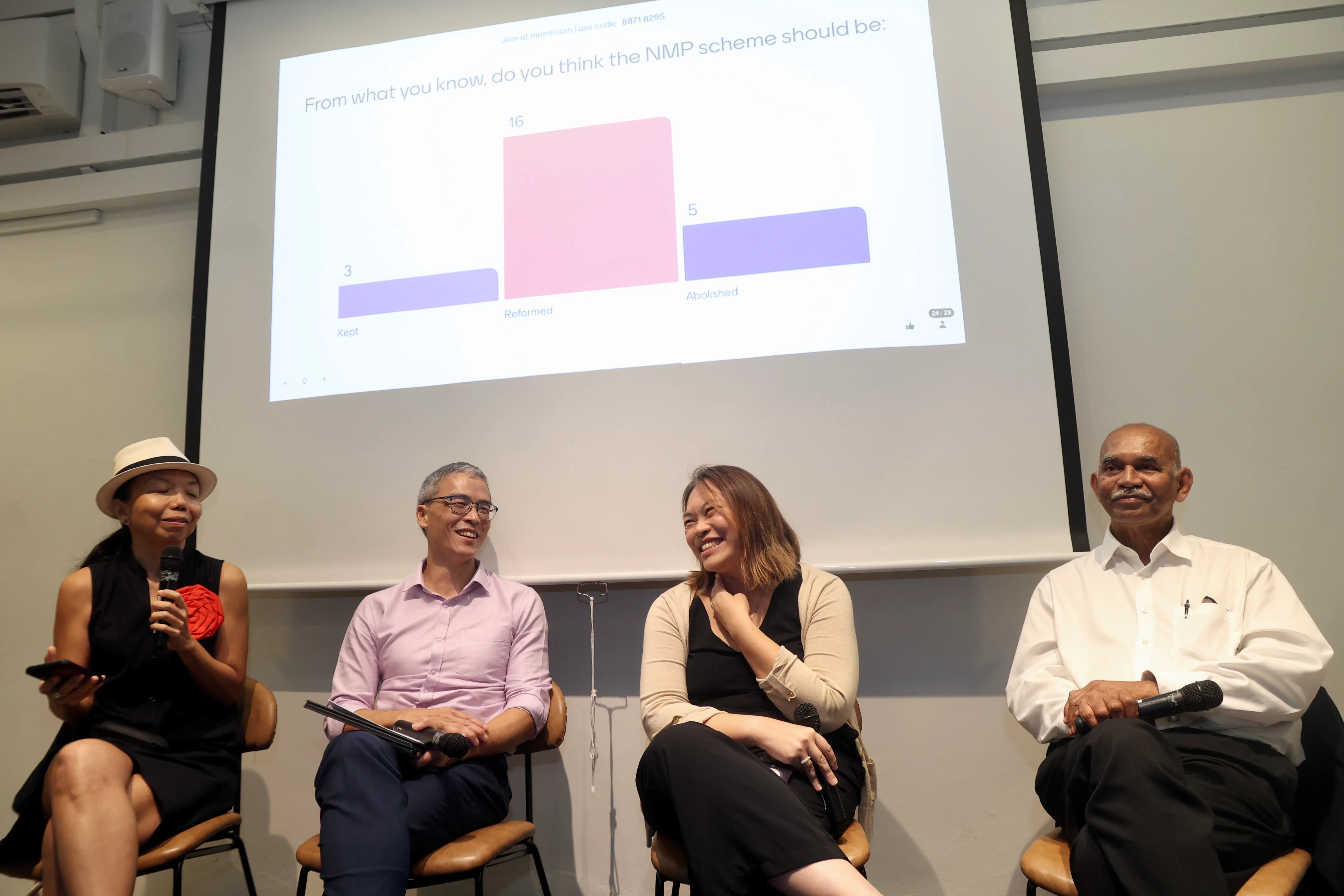 前官委议员（左起）王丽婷、连宗诚, 郭晓韵和詹德拉莫翰在一场讨论会上针对官委议员制度展开对谈。