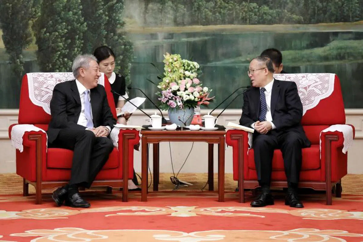  张志贤（左）6月30日在天津会见中共天津市委书记李鸿忠，讨论中新天津生态城的合作。（通讯及新闻部） 