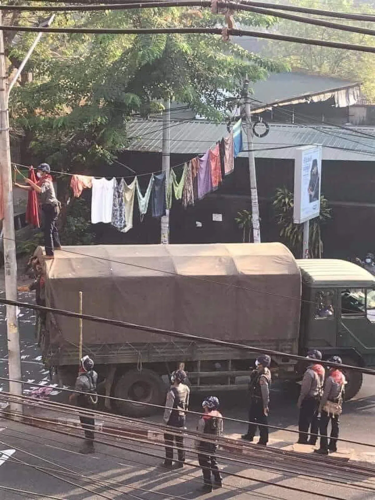  因为害怕有厄运缠身，所以军警只好停下脚步小心翼翼的去下“龙基”。（Hnin Zaw推特） 