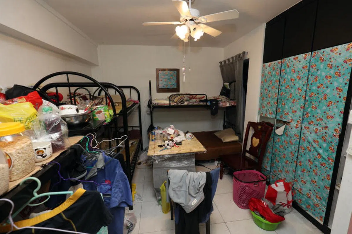 实龙岗北3道第549座组屋出现“猪仔屋”，一个四房式单位被二房东分隔成六间小睡房，分租给13人。屋主上门查看发现单位遭二房东违例出租给多人。（联合早报）