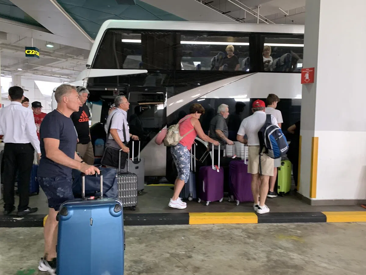  乘客们陆续搭上指定车辆。（新明日报） 