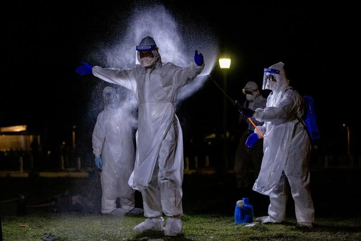  所有人员在葬礼结束后必须进行消毒。（海峡时报） 