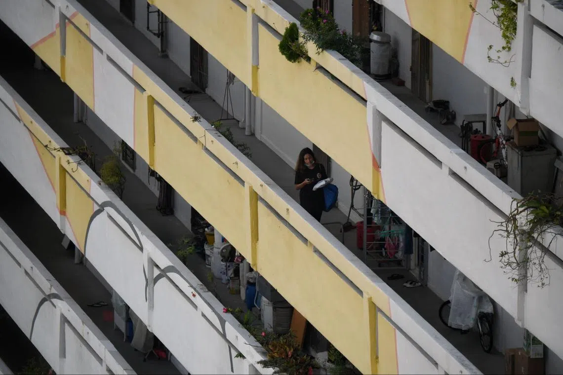 一些新加坡人在选屋时会小心谨慎，按照命理学选择要买哪一个楼层的单位。（海峡时报）