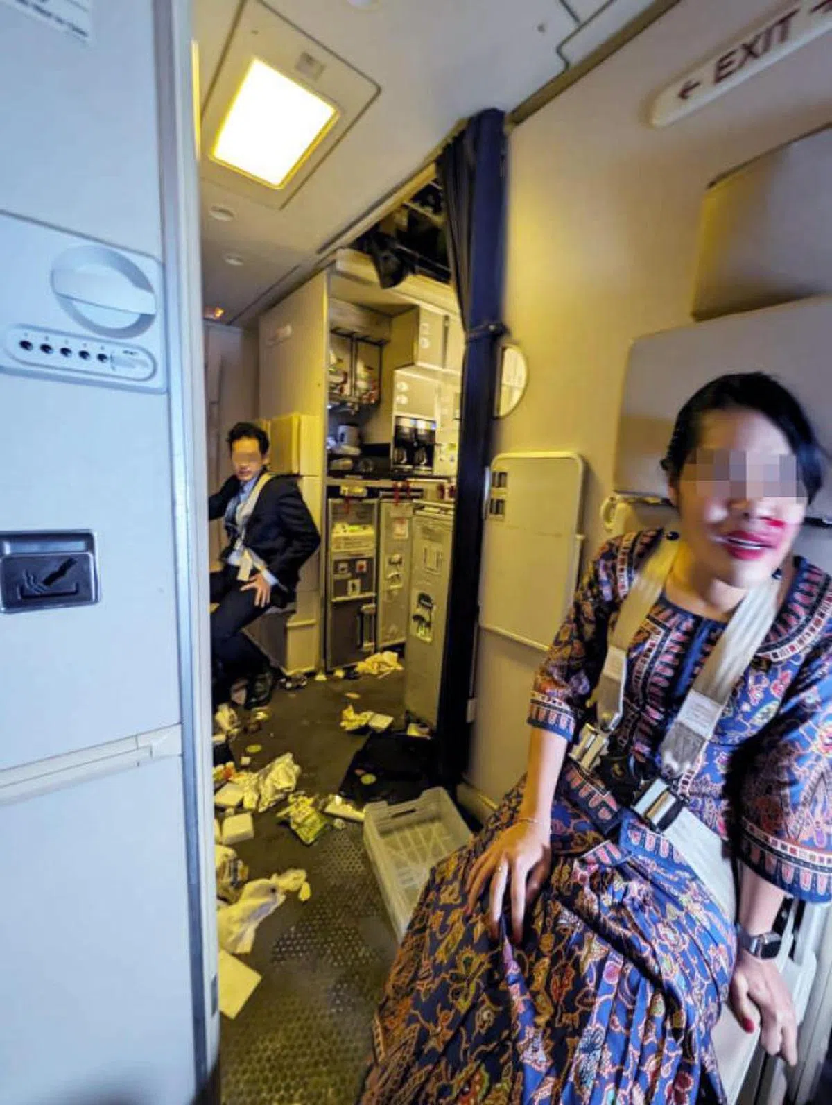 在出事SQ321航班上受伤的空服人员。（互联网）