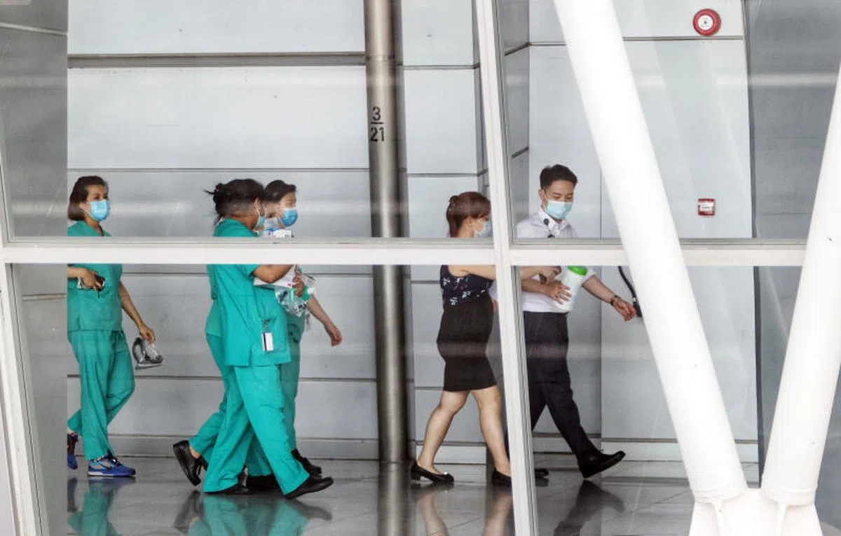  现场可见身穿制服的医护人员进出。（联合早报） 