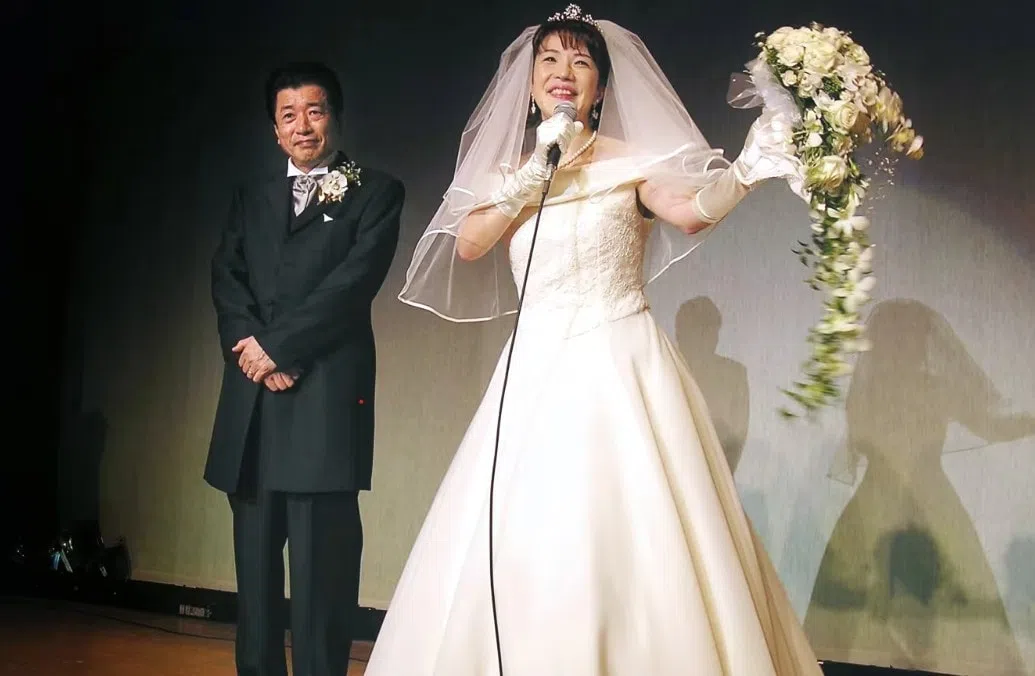 两人结婚时，据说二婚的山本拓（左）原本不打算举办婚宴，但高市早苗（右）认为自己是“初婚”，无论如何一定要穿一次婚纱，才举办了婚宴。