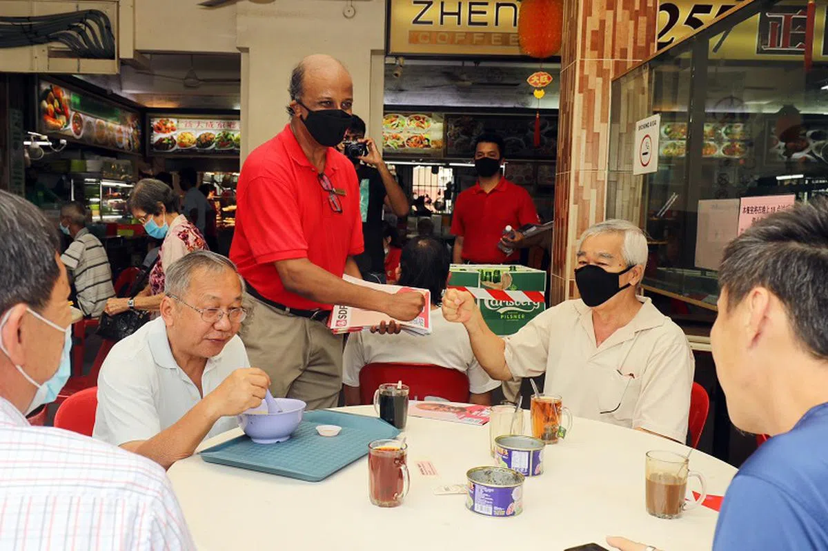  新加坡民主党主席淡马亚教授到武吉班让单选区内的咖啡店拜票。（联合早报） 