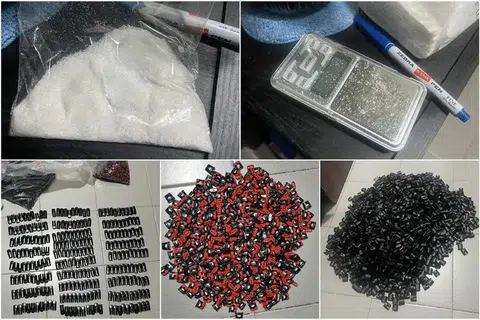 警方在被告位于义顺22街第269B座组屋的住家单位内起获多个电子烟相关物品，包括100个散装电子烟烟弹、569个空烟弹壳（pod casing）、534个烟弹零件（pod component）、1485个烟弹盖（pod cover），以及一袋26.4公克的白色粉状依托咪酯，可用于制作约72个“丧尸烟弹”。（卫生科学局）