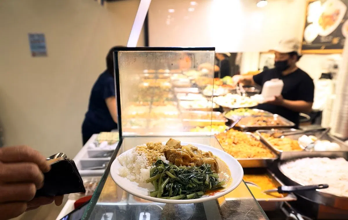杂菜饭的特点是经济实惠，不过在万物皆涨的年代，也不是那么便宜了。（联合早报）