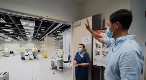 王乙康日前视察已逐步解除警报的陈笃生医院。（王乙康面簿）