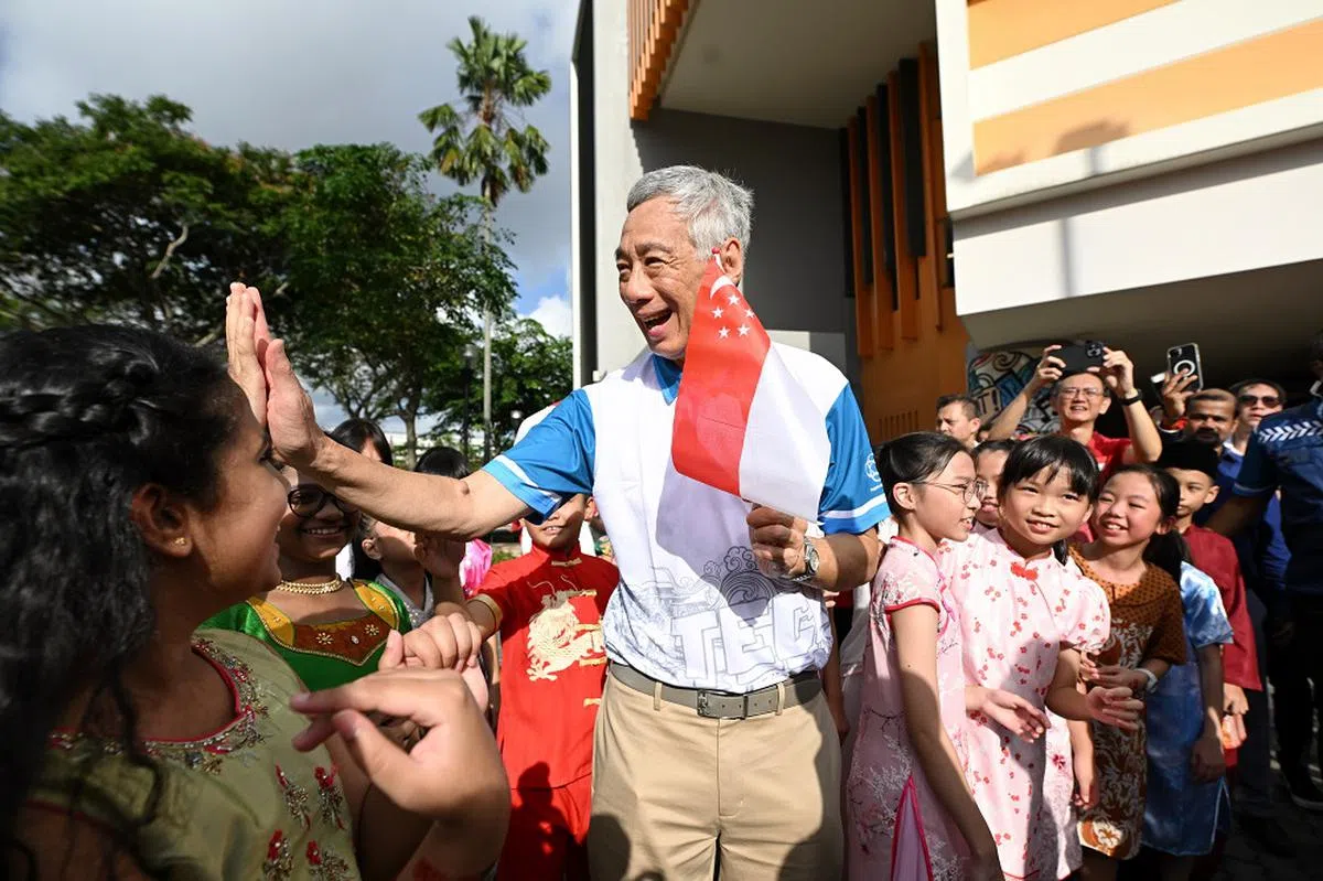 李总理说，他卸下总理职务后，还是会继续担任宏茂桥集选区的议员。图为去年国庆日李总理出席在德义民众俱乐部举行的德义区国庆敬礼活动时与居民互动。（海峡时报）