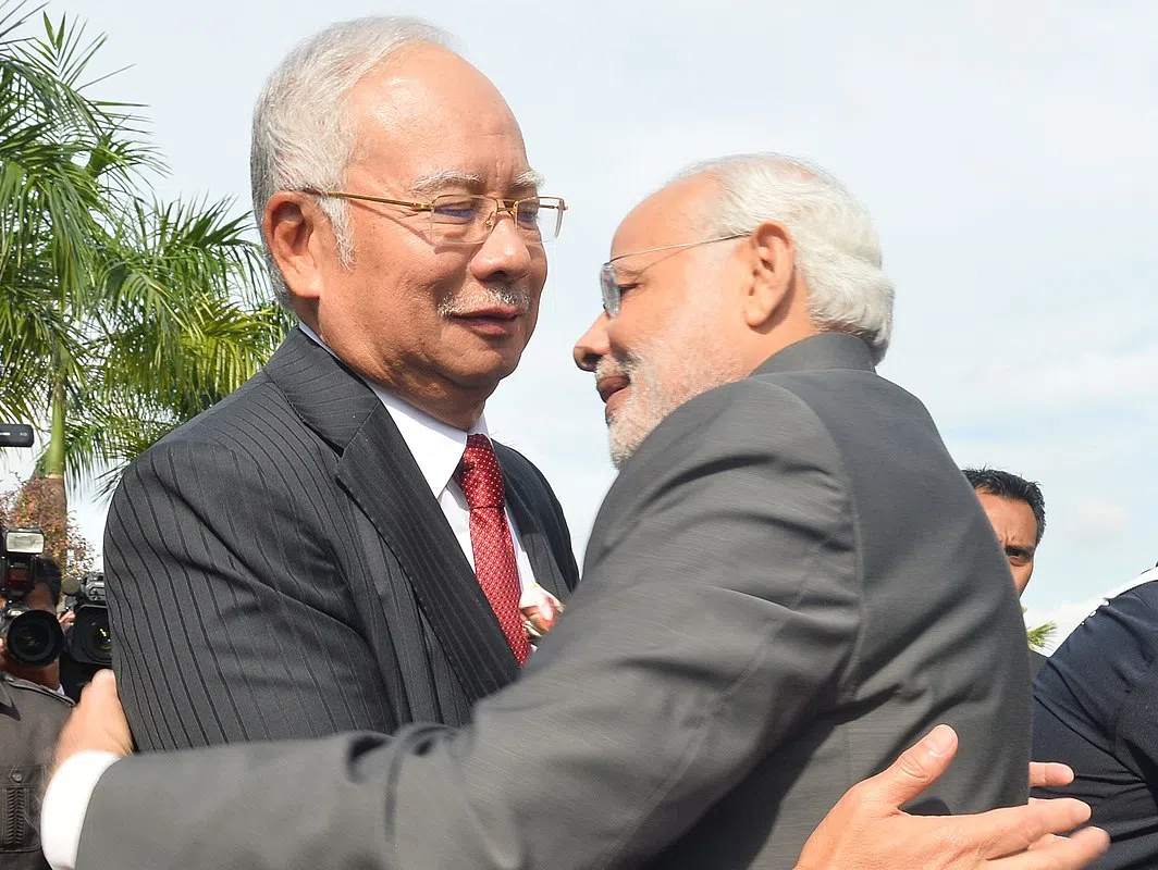 黄循财总理又和印度总理熊抱　其实爱抱抱的是莫迪