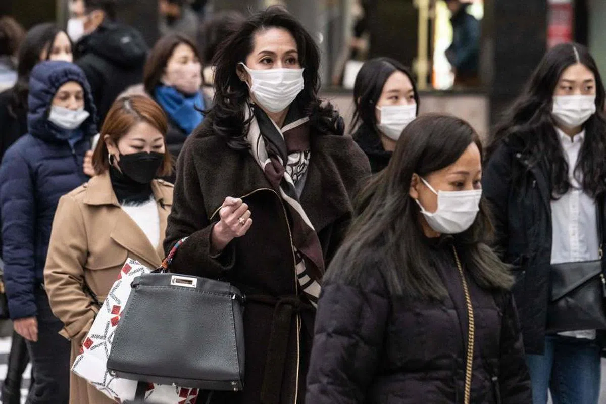 日本民众早在疫情前就有生病时自动自发戴口罩，避免害他人染病的习惯。（法新社）