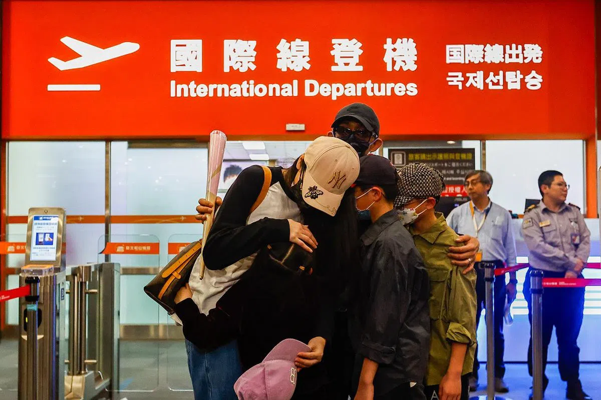 3月25日，亚亚与丈夫和孩子相拥道别。（Anadolu via Reuters Connect）